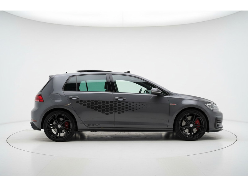 52421742-3.jpg