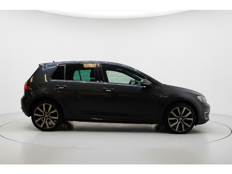 53675327-4.jpg
