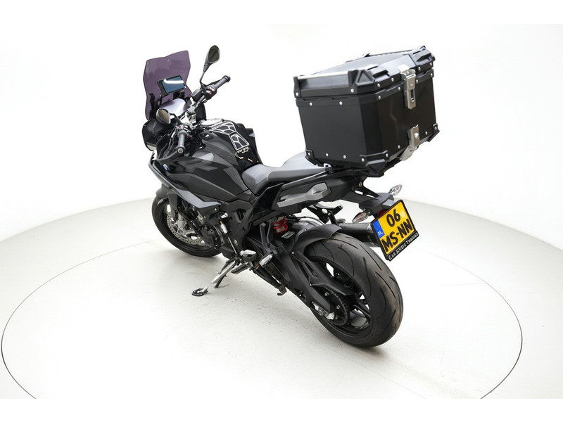 56383293-2.jpg